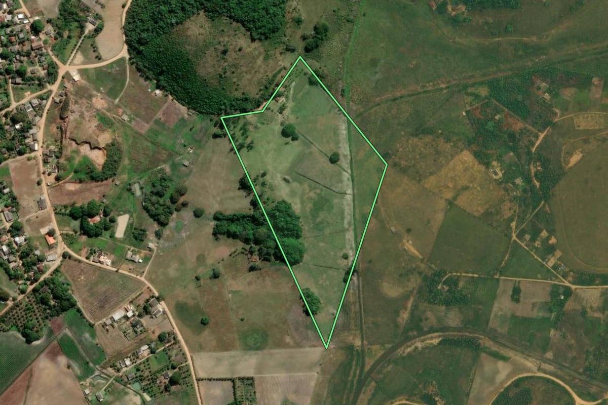 Imagem de satélite do imóvel rural em Cachoeiras de Macacu (RJ), com o contorno declarado no CAR desenhado por cima.