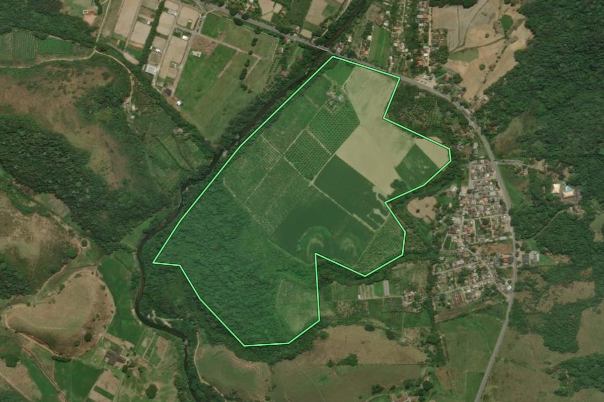 Imagem de satélite do imóvel rural em Cachoeiras de Macacu (RJ), com o contorno declarado no CAR desenhado por cima.