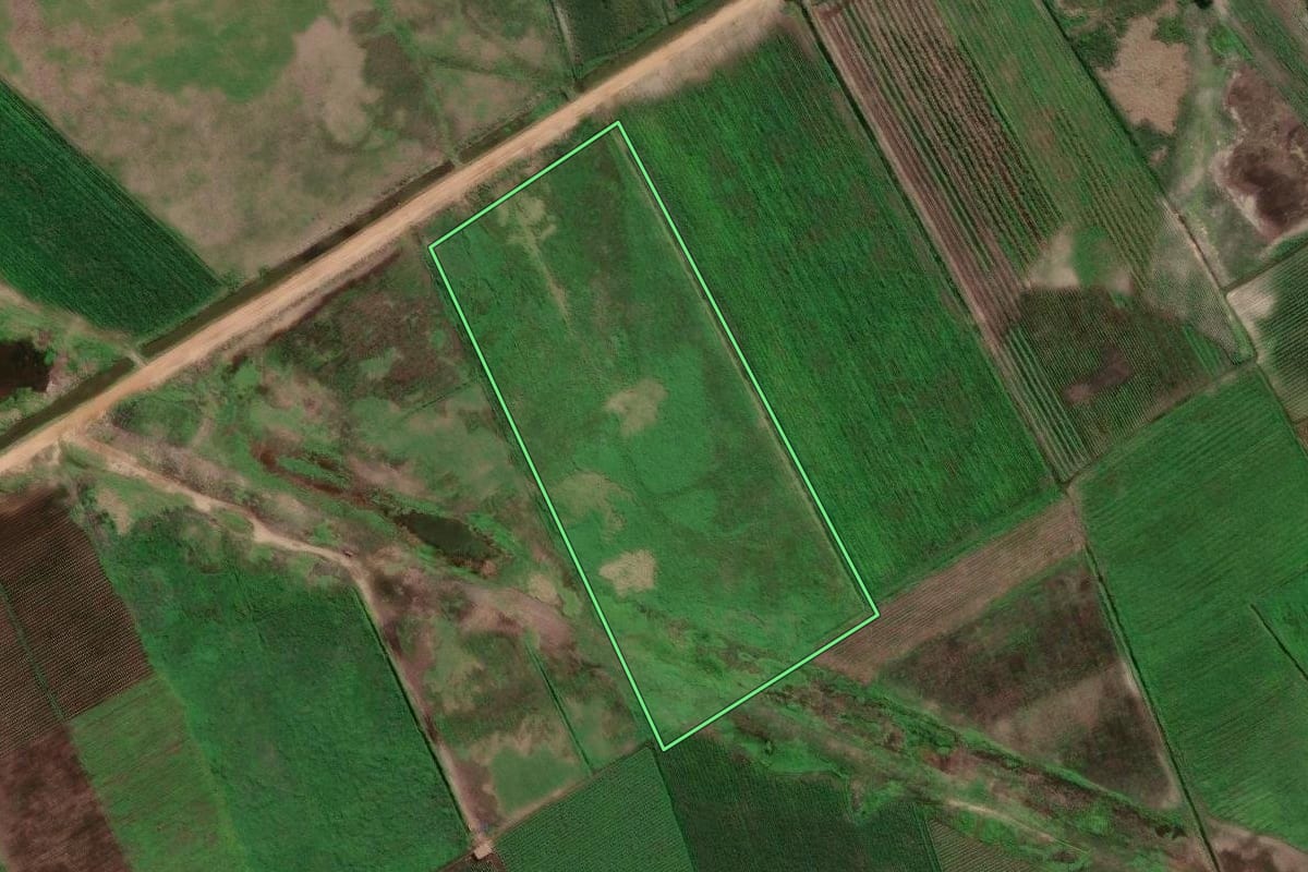 Imagem de satélite do imóvel rural em Cachoeiras de Macacu (RJ), com o contorno declarado no CAR desenhado por cima.