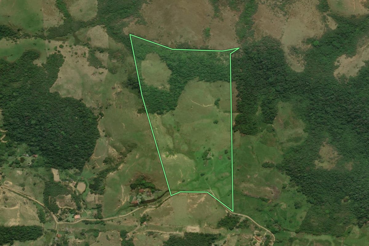 Imagem de satélite do imóvel rural em Cachoeiras de Macacu (RJ), com o contorno declarado no CAR desenhado por cima.