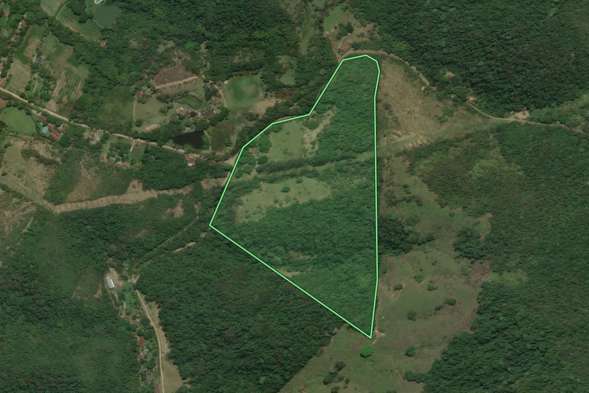 Imagem de satélite do imóvel rural em Cachoeiras de Macacu (RJ), com o contorno declarado no CAR desenhado por cima.