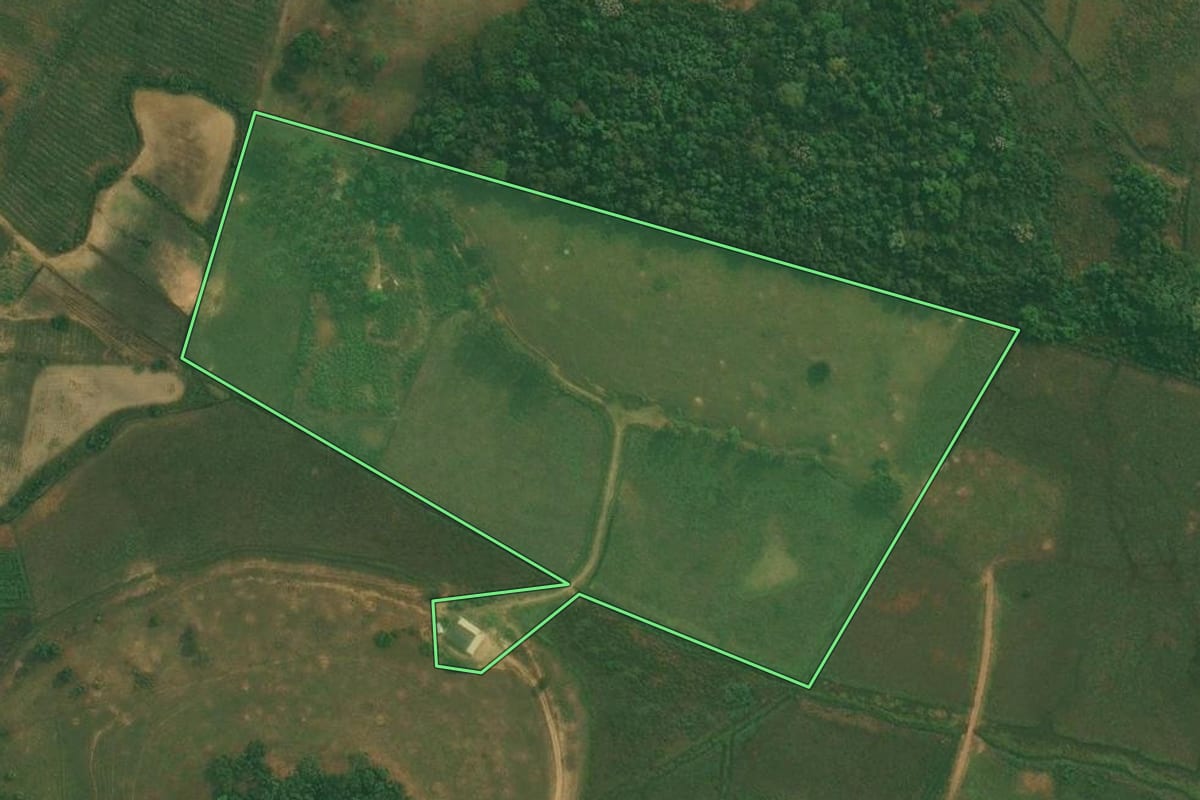 Imagem de satélite do imóvel rural em Cachoeiras de Macacu (RJ), com o contorno declarado no CAR desenhado por cima.