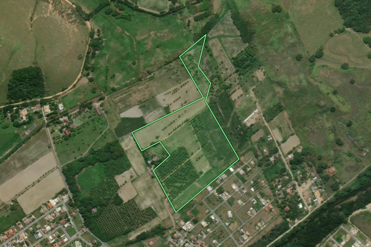 Imagem de satélite do imóvel rural em Cachoeiras de Macacu (RJ), com o contorno declarado no CAR desenhado por cima.