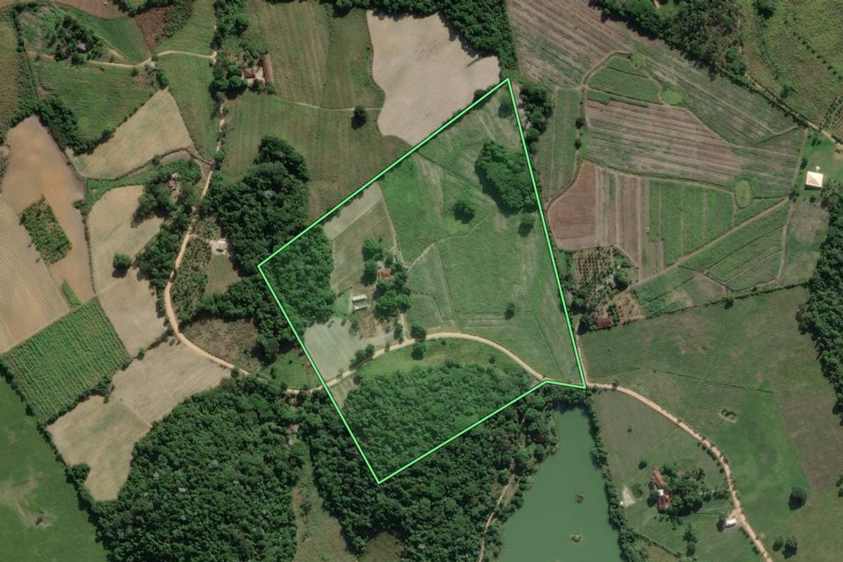 Imagem de satélite do imóvel rural em Cachoeiras de Macacu (RJ), com o contorno declarado no CAR desenhado por cima.