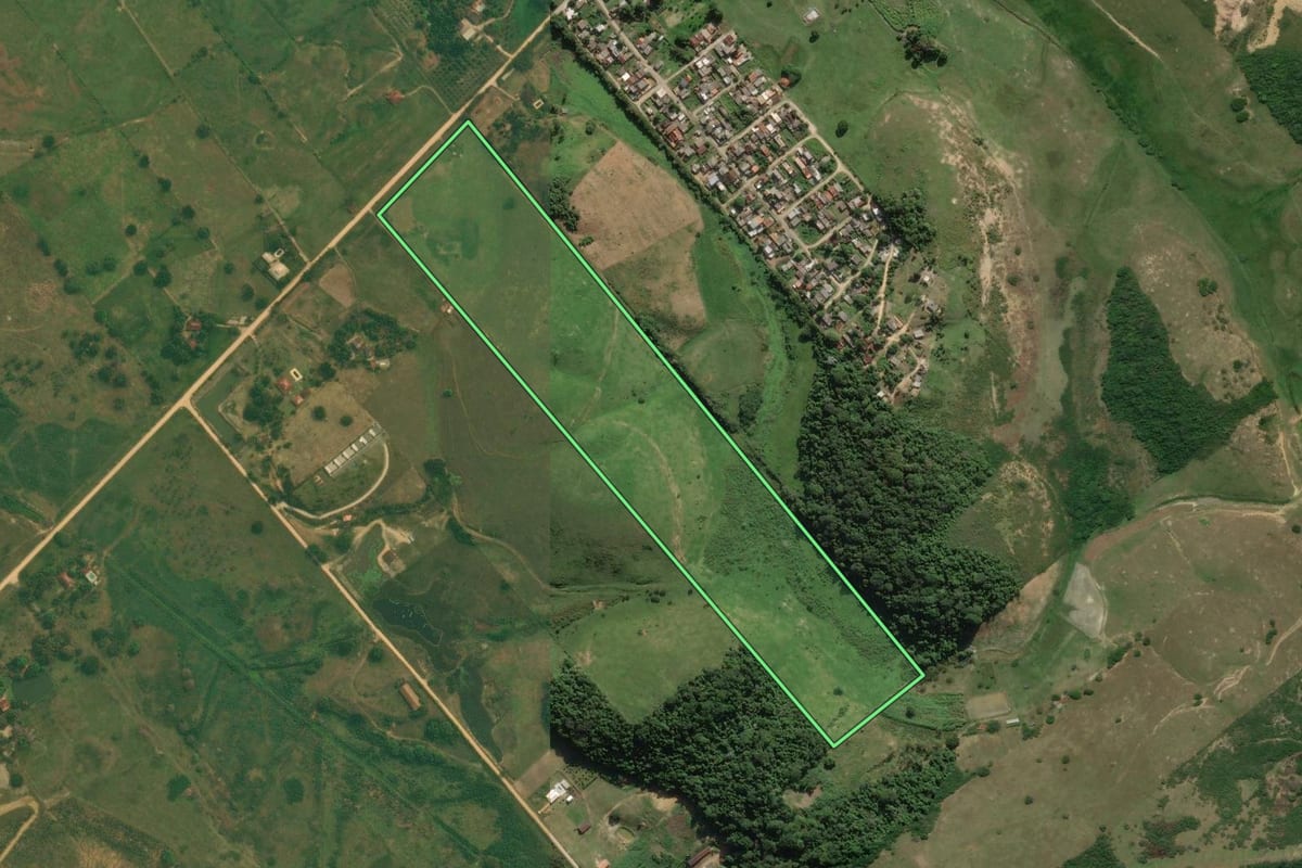 Imagem de satélite do imóvel rural em Cachoeiras de Macacu (RJ), com o contorno declarado no CAR desenhado por cima.