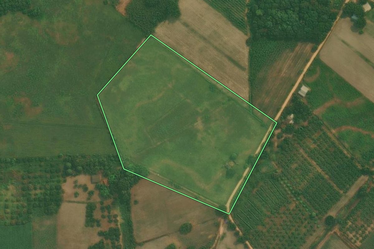 Imagem de satélite do imóvel rural em Cachoeiras de Macacu (RJ), com o contorno declarado no CAR desenhado por cima.