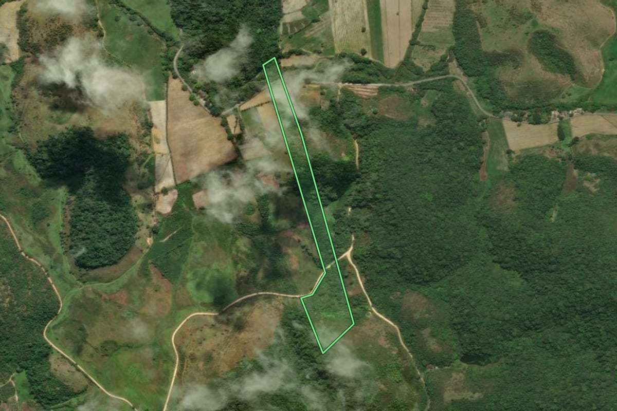 Imagem de satélite do imóvel rural em Cachoeiras de Macacu (RJ), com o contorno declarado no CAR desenhado por cima.
