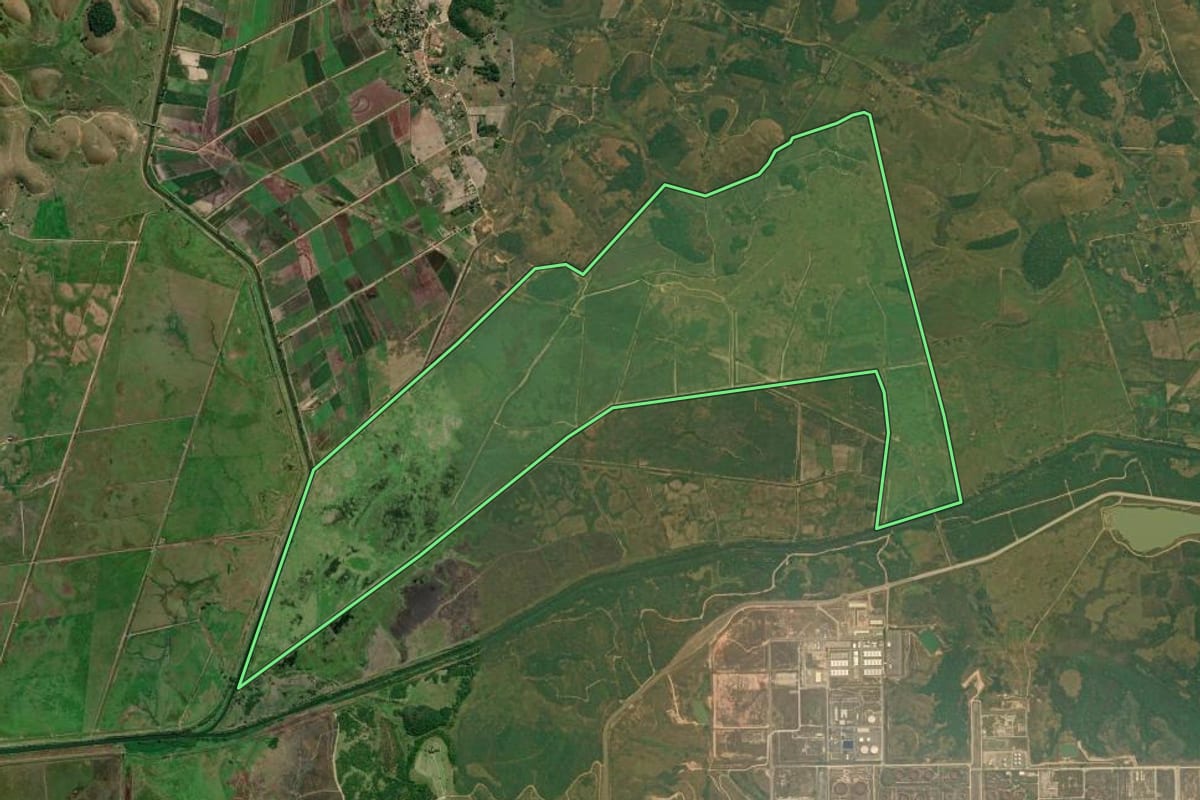 Imagem de satélite do imóvel rural em Cachoeiras de Macacu (RJ), com o contorno declarado no CAR desenhado por cima.
