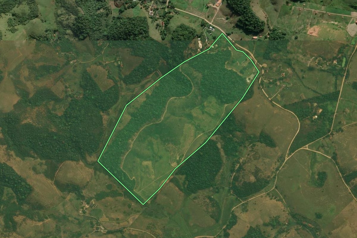 Imagem de satélite do imóvel rural em Cachoeiras de Macacu (RJ), com o contorno declarado no CAR desenhado por cima.