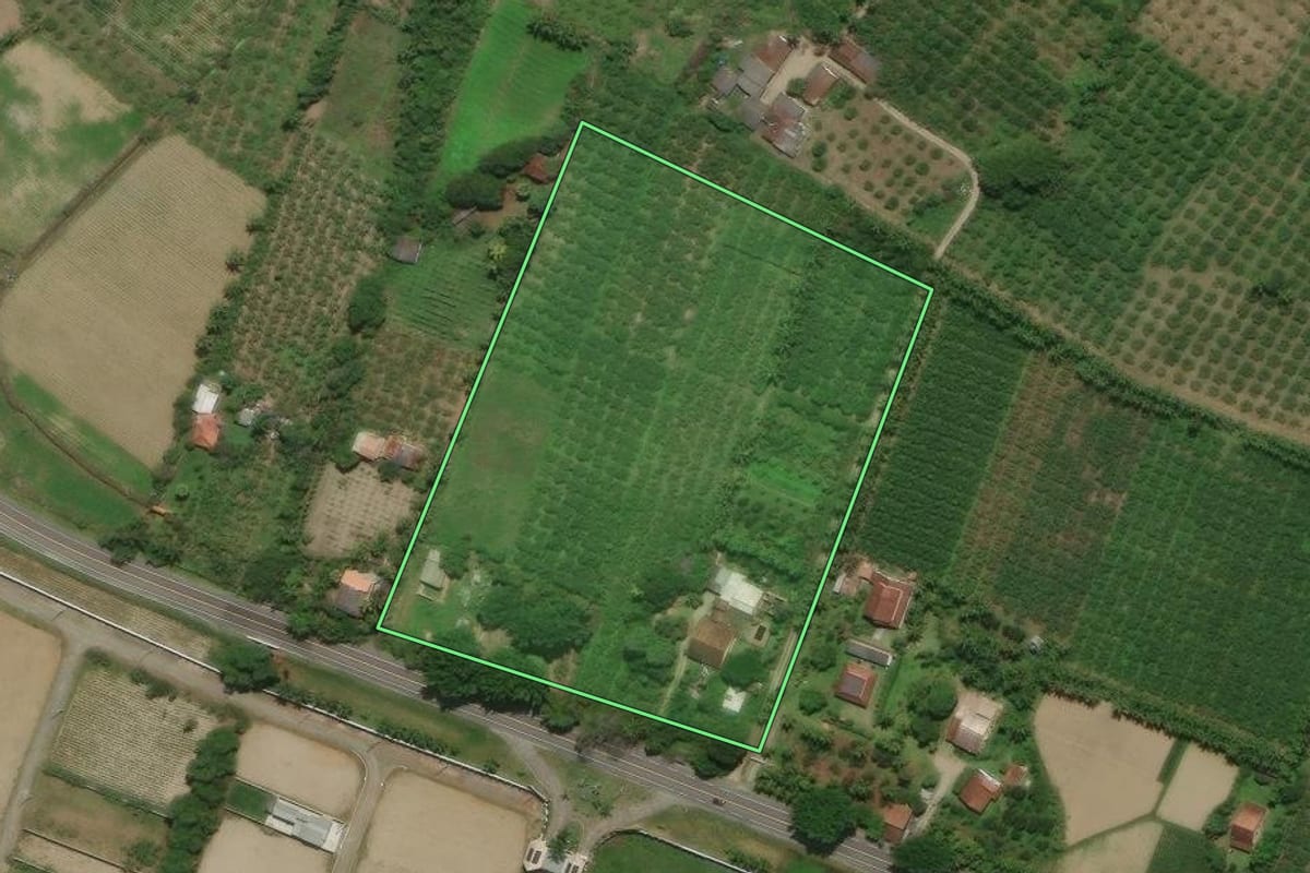 Imagem de satélite do imóvel rural em Cachoeiras de Macacu (RJ), com o contorno declarado no CAR desenhado por cima.