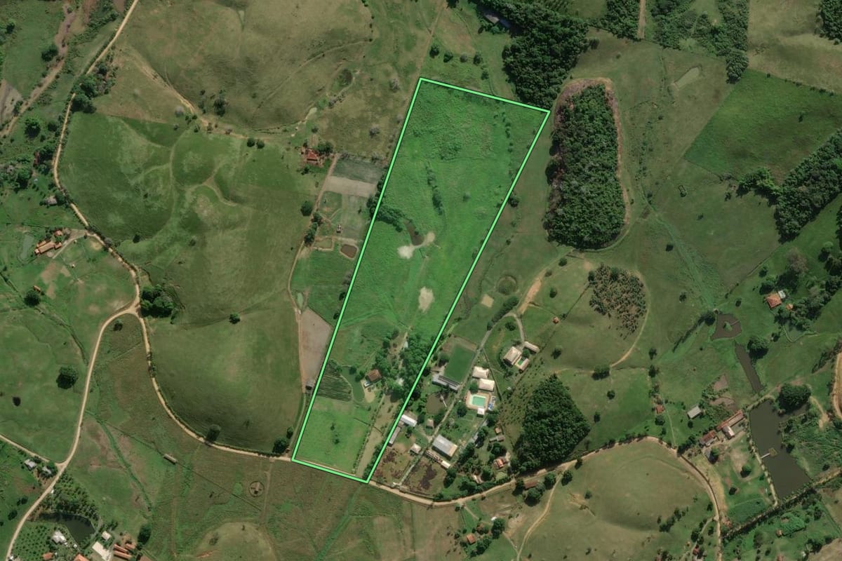 Imagem de satélite do imóvel rural em Cachoeiras de Macacu (RJ), com o contorno declarado no CAR desenhado por cima.