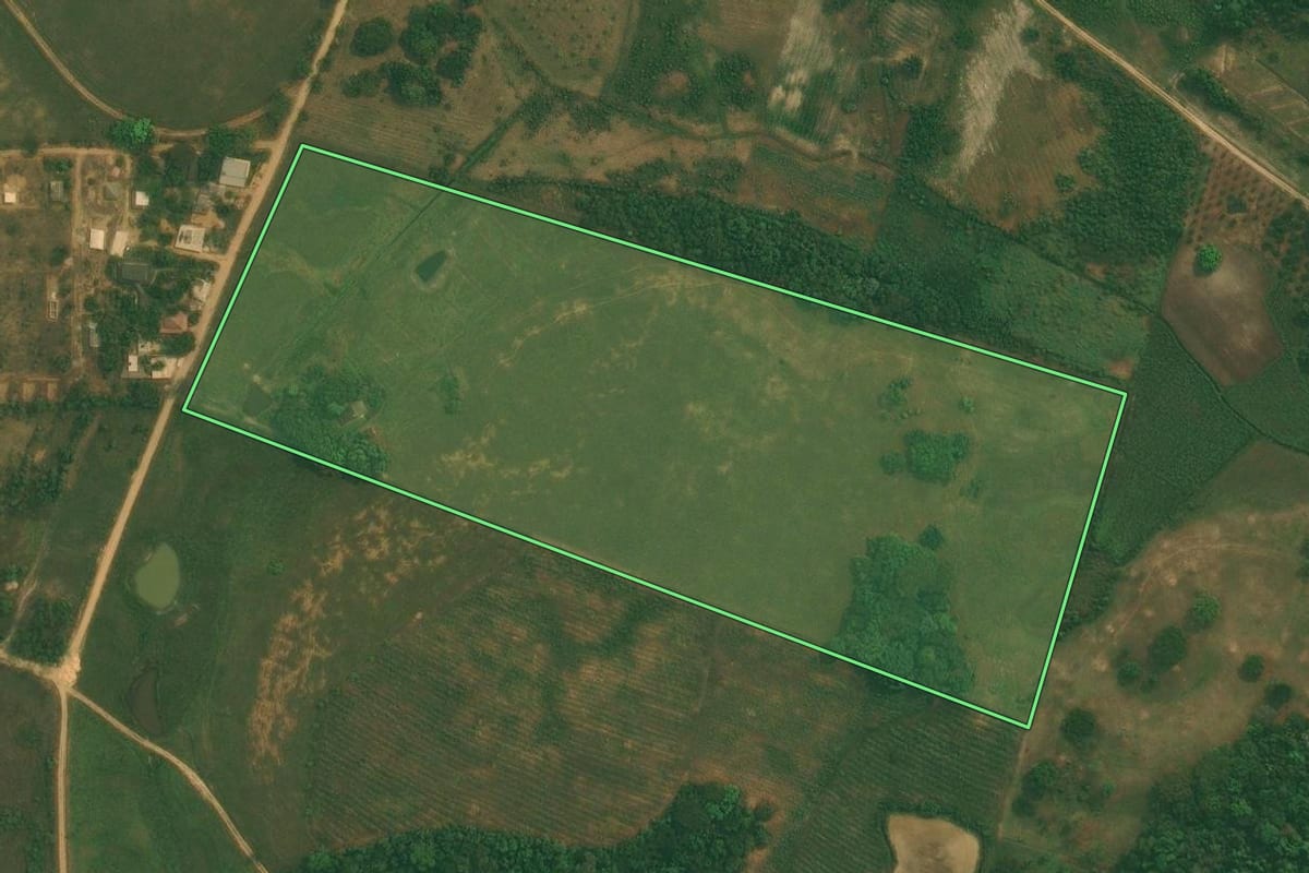 Imagem de satélite do imóvel rural em Cachoeiras de Macacu (RJ), com o contorno declarado no CAR desenhado por cima.