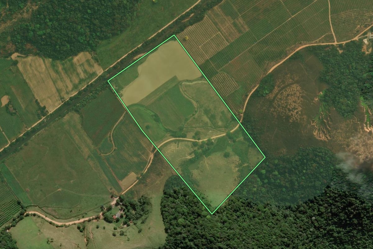 Imagem de satélite do imóvel rural em Cachoeiras de Macacu (RJ), com o contorno declarado no CAR desenhado por cima.