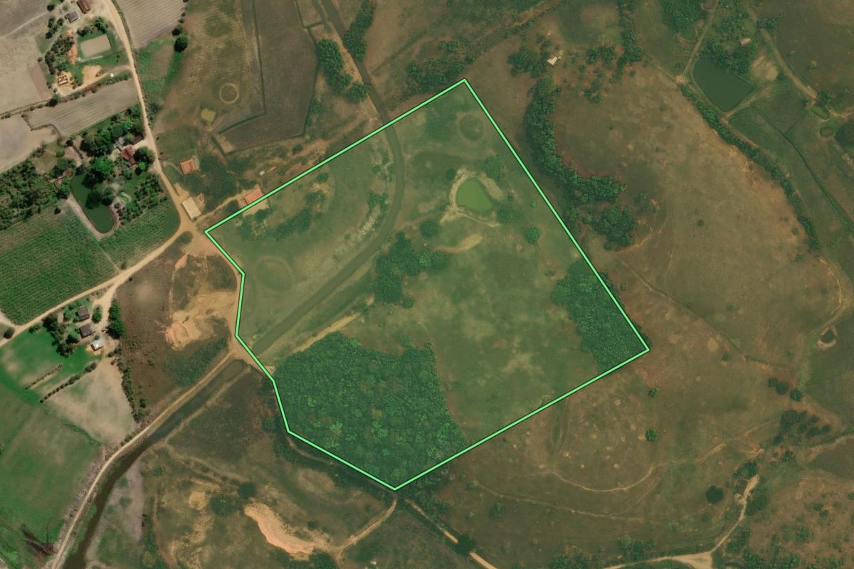 Imagem de satélite do imóvel rural em Cachoeiras de Macacu (RJ), com o contorno declarado no CAR desenhado por cima.
