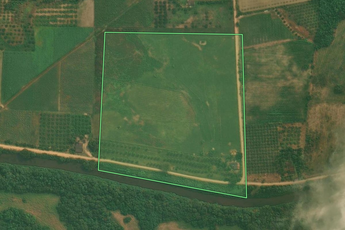 Imagem de satélite do imóvel rural em Cachoeiras de Macacu (RJ), com o contorno declarado no CAR desenhado por cima.