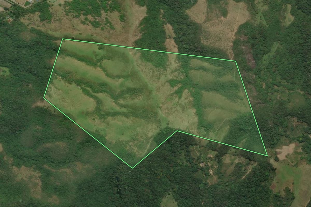 Imagem de satélite do imóvel rural em Cachoeiras de Macacu (RJ), com o contorno declarado no CAR desenhado por cima.