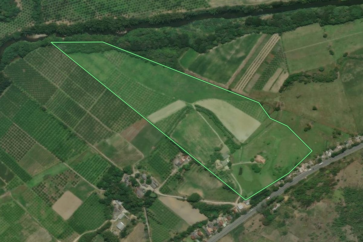 Imagem de satélite do imóvel rural em Cachoeiras de Macacu (RJ), com o contorno declarado no CAR desenhado por cima.