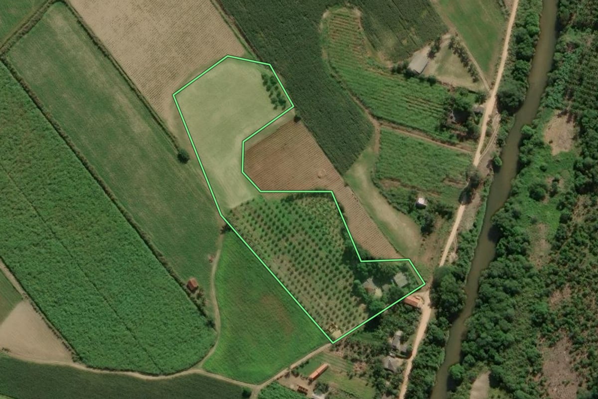 Imagem de satélite do imóvel rural em Cachoeiras de Macacu (RJ), com o contorno declarado no CAR desenhado por cima.
