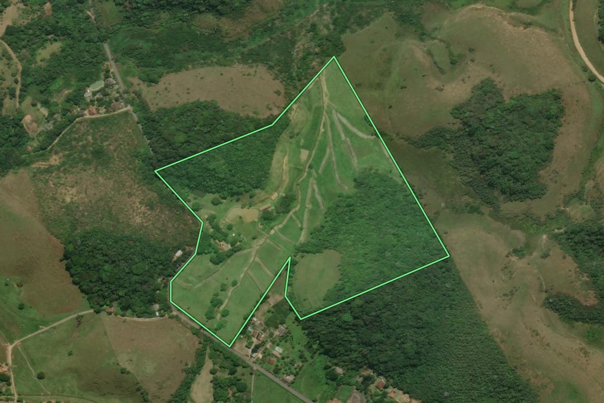 Imagem de satélite do imóvel rural em Cachoeiras de Macacu (RJ), com o contorno declarado no CAR desenhado por cima.