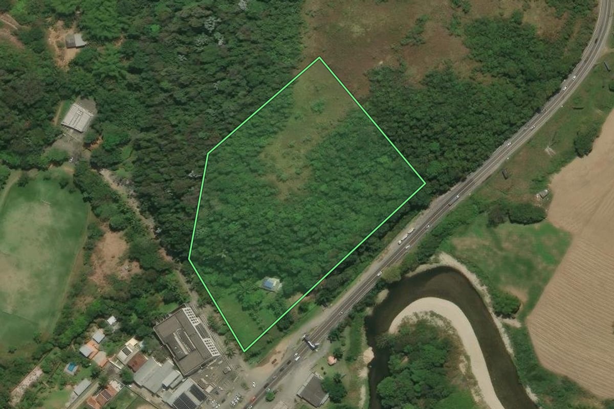 Imagem de satélite do imóvel rural em Cachoeiras de Macacu (RJ), com o contorno declarado no CAR desenhado por cima.
