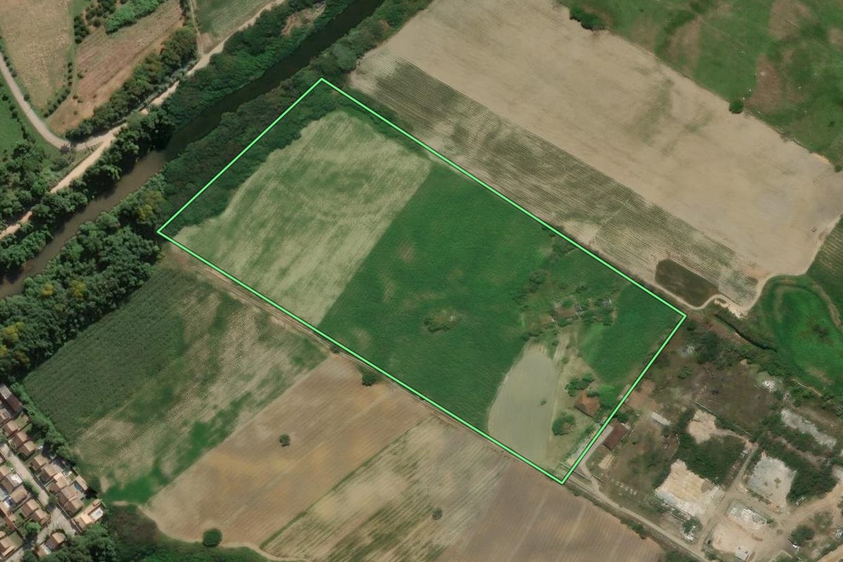 Imagem de satélite do imóvel rural em Cachoeiras de Macacu (RJ), com o contorno declarado no CAR desenhado por cima.