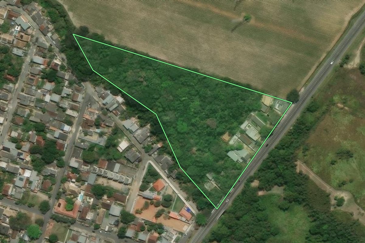 Imagem de satélite do imóvel rural em Cachoeiras de Macacu (RJ), com o contorno declarado no CAR desenhado por cima.