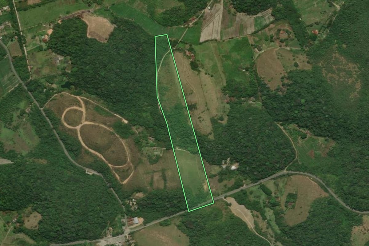 Imagem de satélite do imóvel rural em Cachoeiras de Macacu (RJ), com o contorno declarado no CAR desenhado por cima.