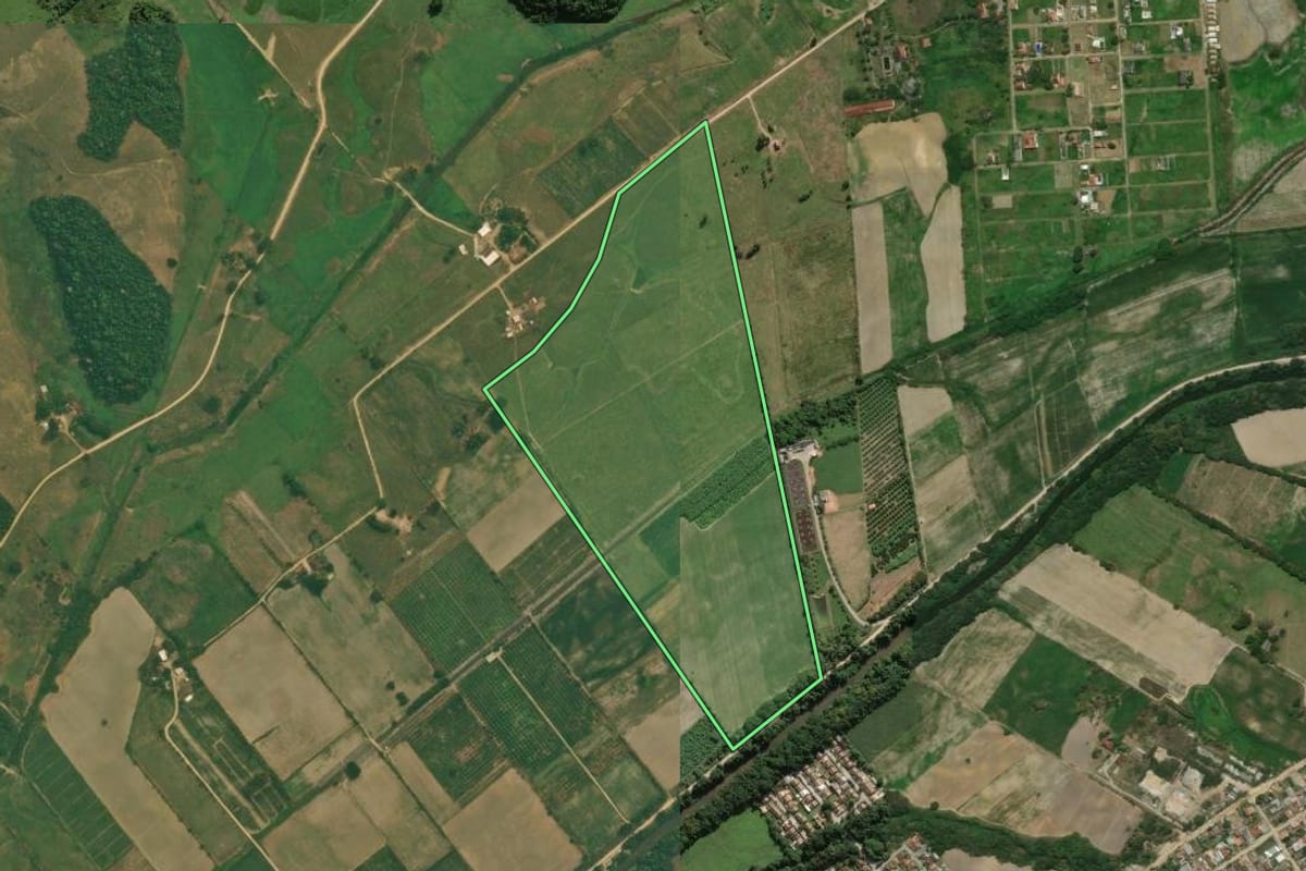 Imagem de satélite do imóvel rural em Cachoeiras de Macacu (RJ), com o contorno declarado no CAR desenhado por cima.