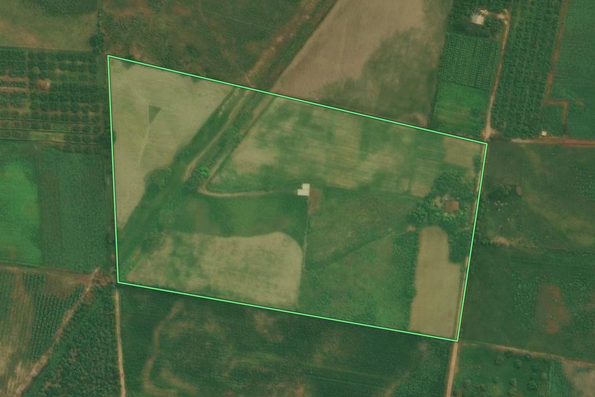 Imagem de satélite do imóvel rural em Cachoeiras de Macacu (RJ), com o contorno declarado no CAR desenhado por cima.