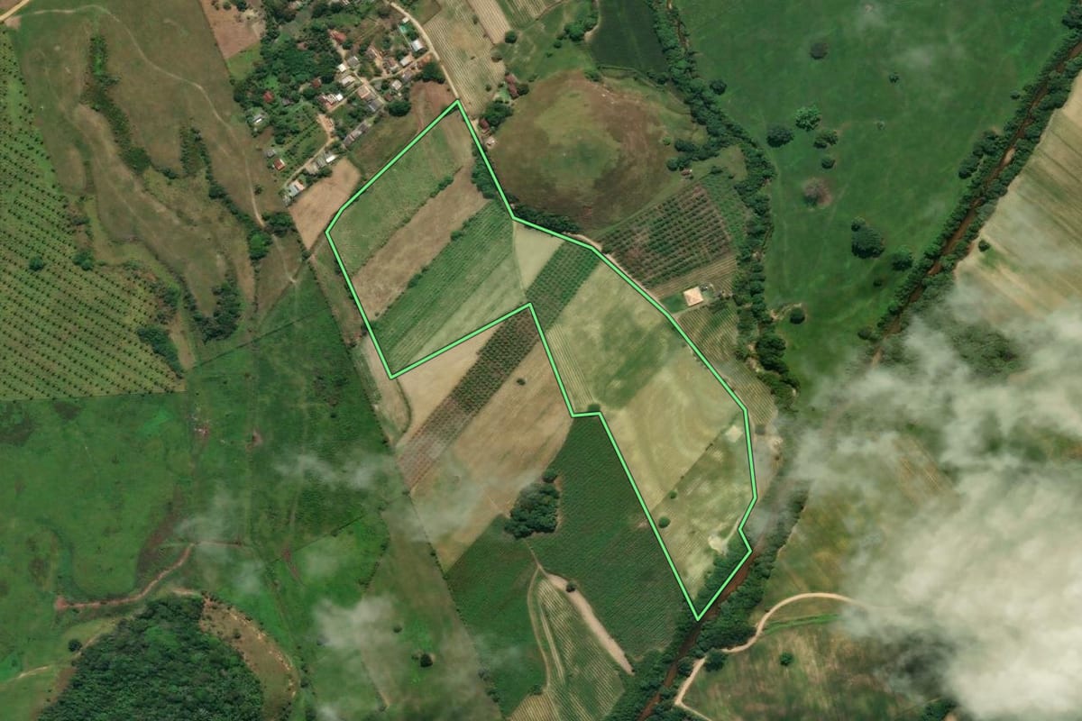 Imagem de satélite do imóvel rural em Cachoeiras de Macacu (RJ), com o contorno declarado no CAR desenhado por cima.
