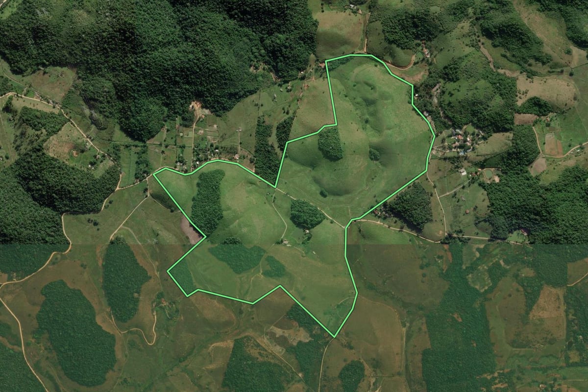Imagem de satélite do imóvel rural em Cachoeiras de Macacu (RJ), com o contorno declarado no CAR desenhado por cima.