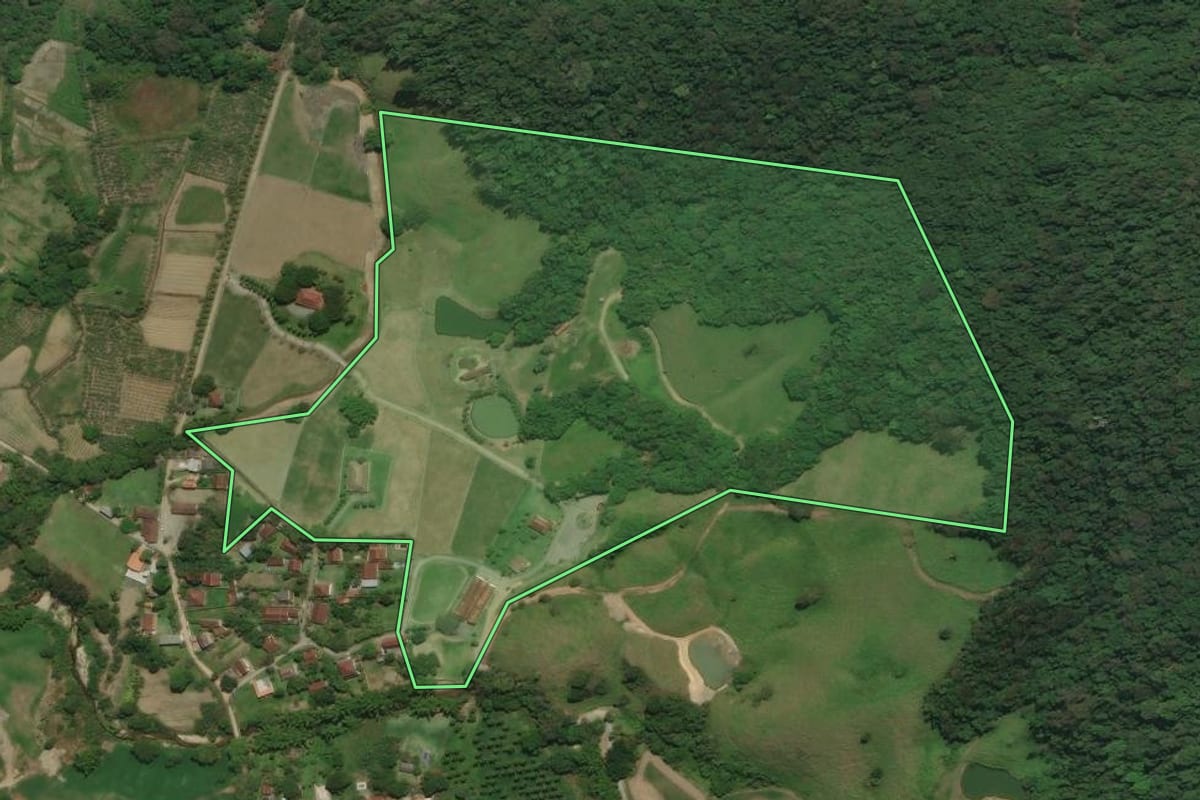 Imagem de satélite do imóvel rural em Cachoeiras de Macacu (RJ), com o contorno declarado no CAR desenhado por cima.
