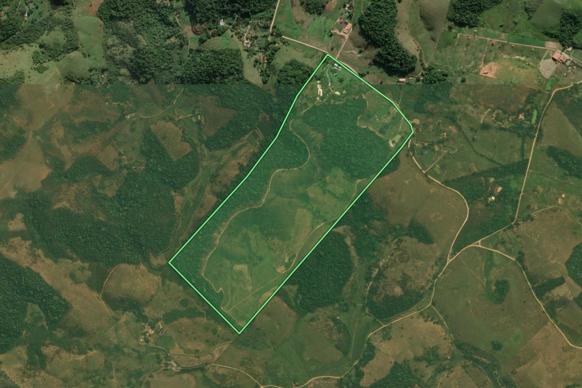 Imagem de satélite do imóvel rural em Cachoeiras de Macacu (RJ), com o contorno declarado no CAR desenhado por cima.