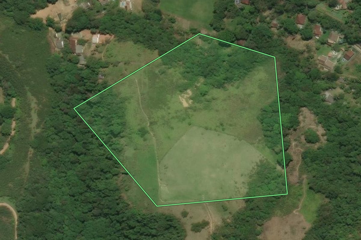 Imagem de satélite do imóvel rural em Cachoeiras de Macacu (RJ), com o contorno declarado no CAR desenhado por cima.