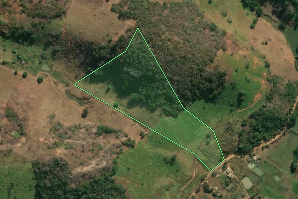 Imagem de satélite do imóvel rural em Cambuci (RJ), com o contorno declarado no CAR desenhado por cima.