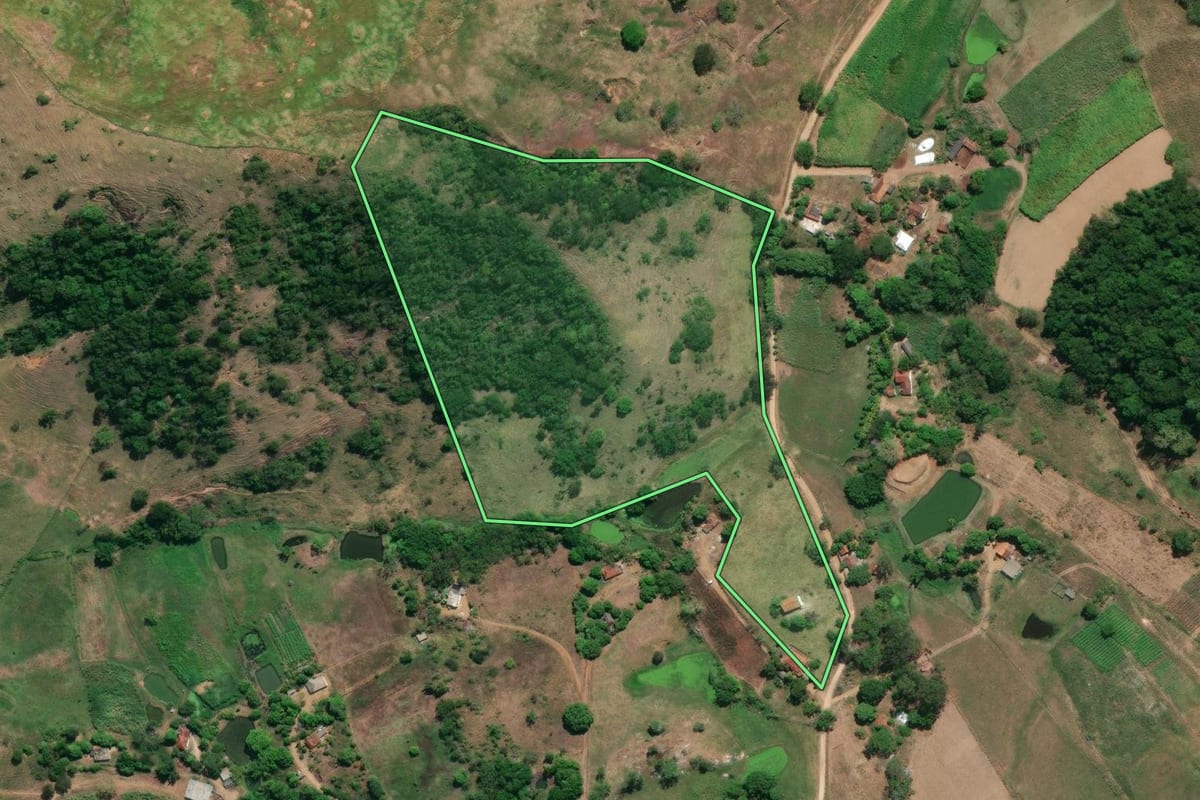 Imagem de satélite do imóvel rural em Cambuci (RJ), com o contorno declarado no CAR desenhado por cima.