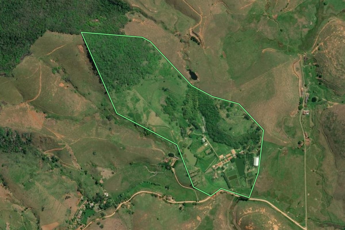 Imagem de satélite do imóvel rural em Cambuci (RJ), com o contorno declarado no CAR desenhado por cima.
