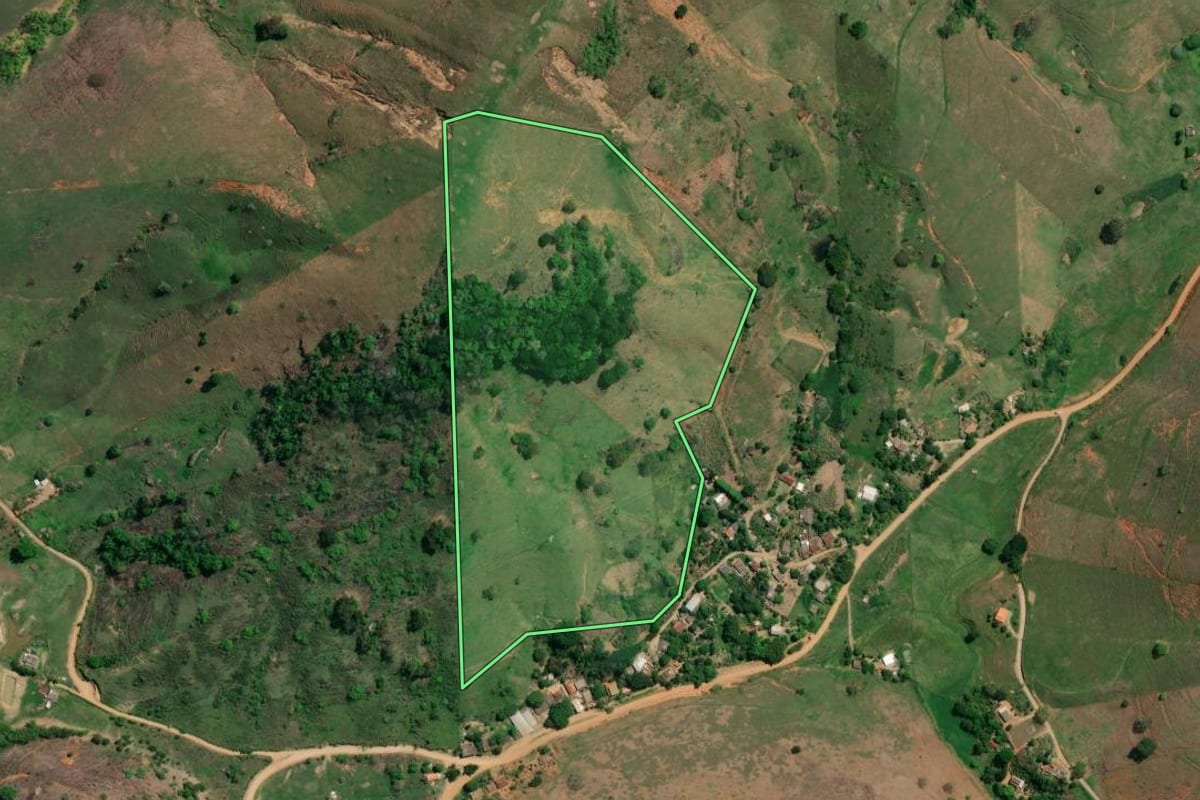 Imagem de satélite do imóvel rural em Cambuci (RJ), com o contorno declarado no CAR desenhado por cima.
