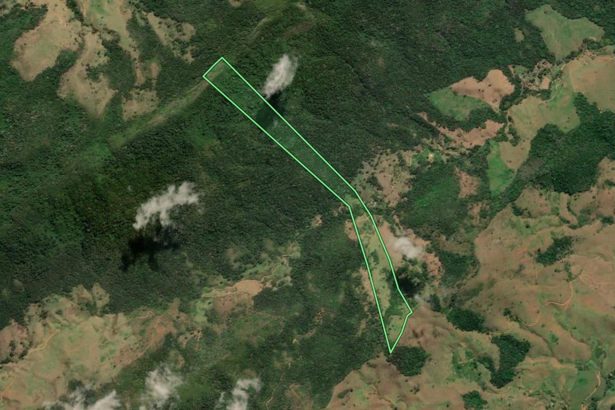 Imagem de satélite do imóvel rural em Cambuci (RJ), com o contorno declarado no CAR desenhado por cima.
