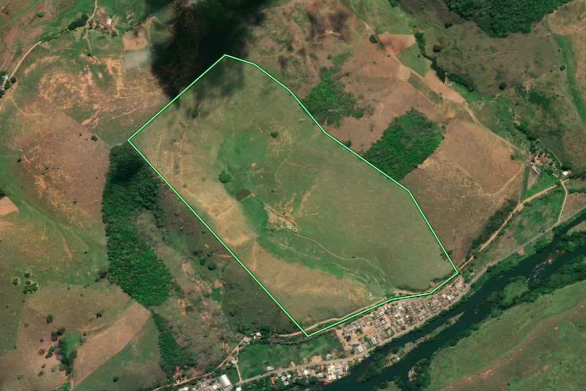 Imagem de satélite do imóvel rural em Cambuci (RJ), com o contorno declarado no CAR desenhado por cima.