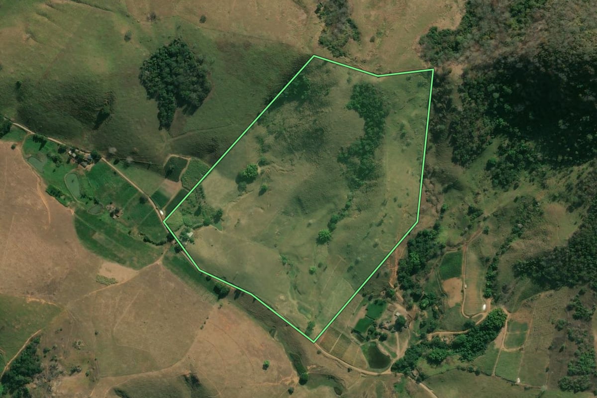 Imagem de satélite do imóvel rural em Cambuci (RJ), com o contorno declarado no CAR desenhado por cima.