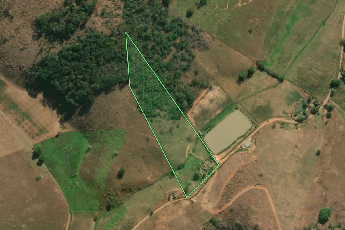 Imagem de satélite do imóvel rural em Cambuci (RJ), com o contorno declarado no CAR desenhado por cima.