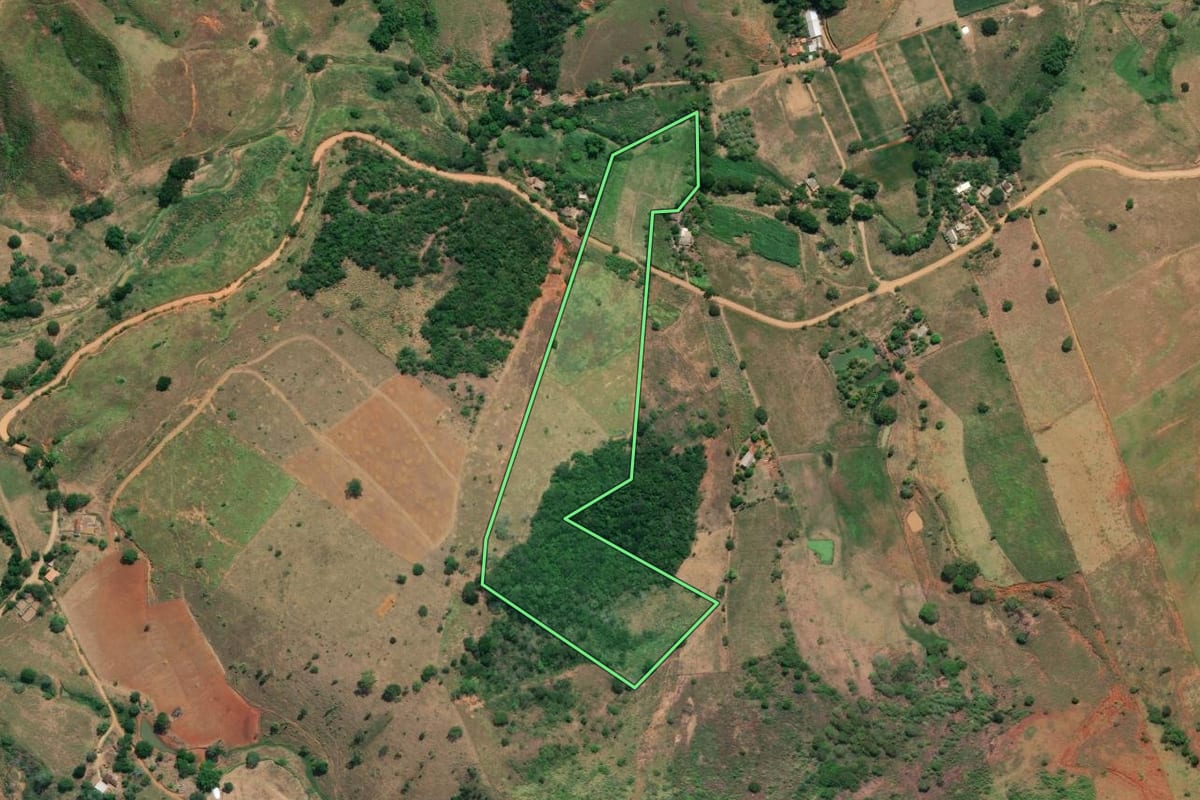 Imagem de satélite do imóvel rural em Cambuci (RJ), com o contorno declarado no CAR desenhado por cima.