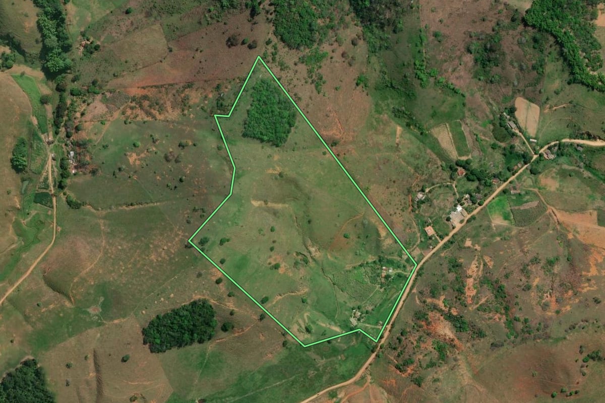 Imagem de satélite do imóvel rural em Cambuci (RJ), com o contorno declarado no CAR desenhado por cima.