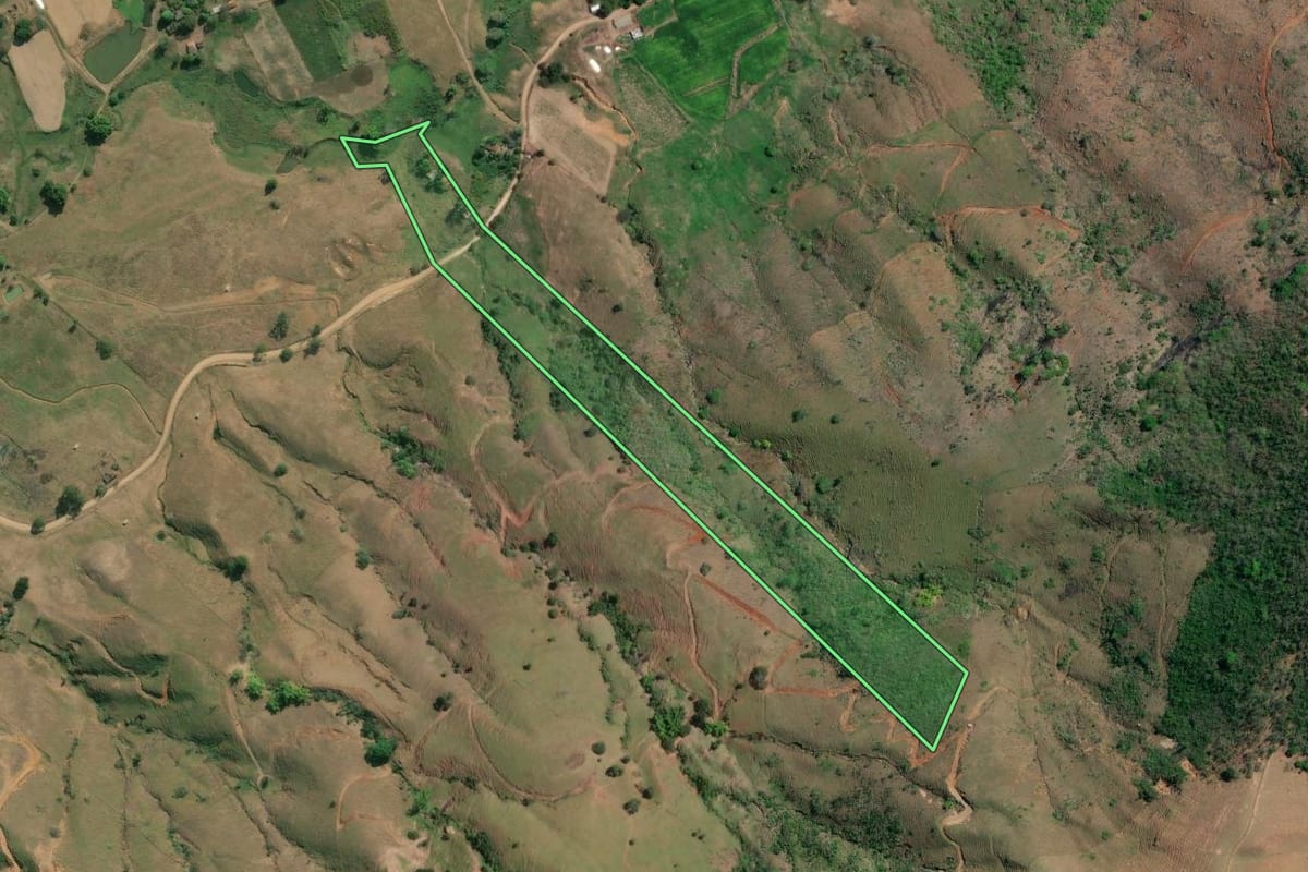 Imagem de satélite do imóvel rural em Cambuci (RJ), com o contorno declarado no CAR desenhado por cima.