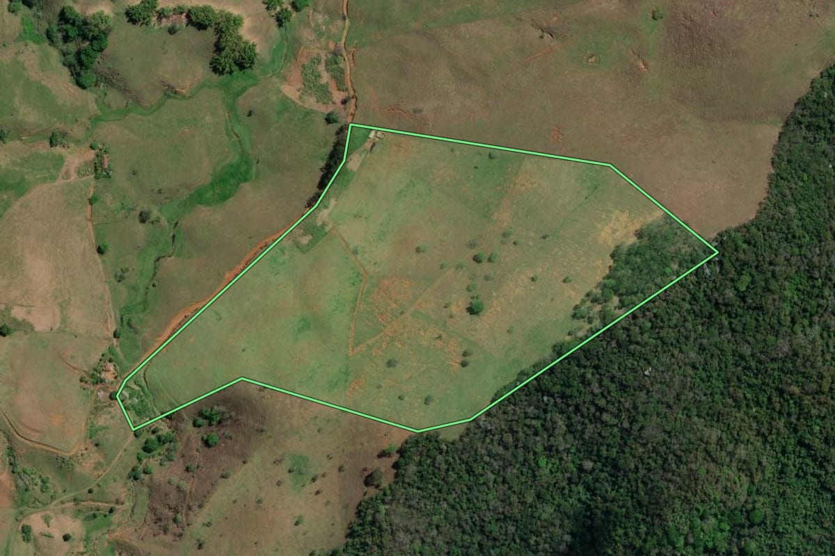 Imagem de satélite do imóvel rural em Cambuci (RJ), com o contorno declarado no CAR desenhado por cima.