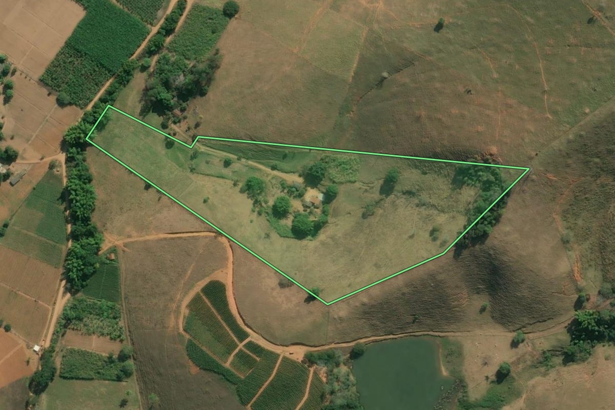 Imagem de satélite do imóvel rural em Cambuci (RJ), com o contorno declarado no CAR desenhado por cima.