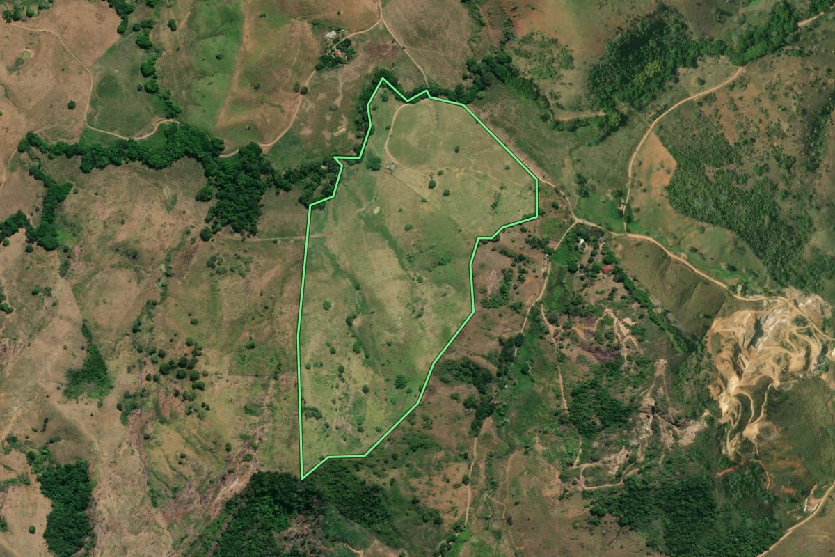 Imagem de satélite do imóvel rural em Cambuci (RJ), com o contorno declarado no CAR desenhado por cima.