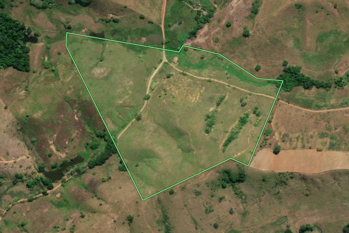 Imagem de satélite do imóvel rural em Cambuci (RJ), com o contorno declarado no CAR desenhado por cima.