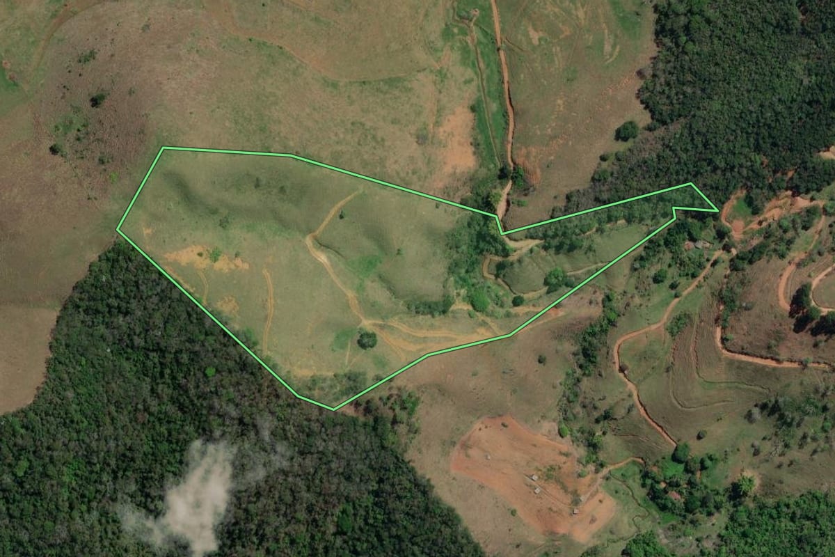 Imagem de satélite do imóvel rural em Cambuci (RJ), com o contorno declarado no CAR desenhado por cima.